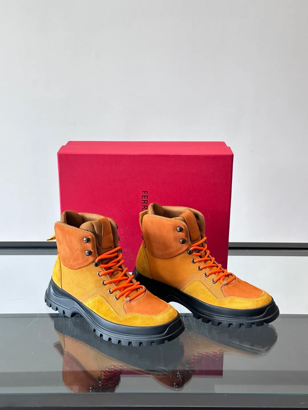 Men's shoes 💰960. Ferragamo's thick-soled lace-up short boots are made of suede + fabric splicing. They have a delicate texture and are breathable. The black rubber thick soles are wear-resistant and have strong traction. They can be worn every day outdoors! The shoelaces are super vibrant and the metal fastener details are perfect. The boot shaft is adjustable, comfortable and stable to wear. It goes well with workwear style or casual style in autumn and winter. It is warm and fashionable. It is suitable for outdoor activities or daily commuting! size: 39-44 (customized at 38.45.46)